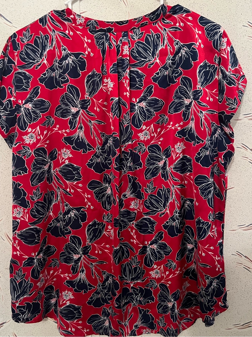 Liz Claiborne Red Navy Floral V-Neck Short Sleeve Blouse - Picture 2 of 3